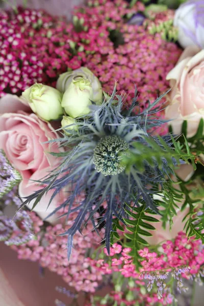 꽃병에 핑크와 장미의 꽃다발 스톡 사진