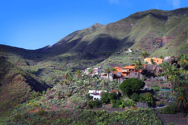 Krásná Horská Vesnice Modrou Oblohou Horami Tenerife Kanárek Stock Snímky