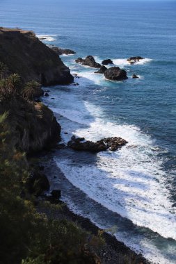 Kayalık sahilde deniz dalgaları.