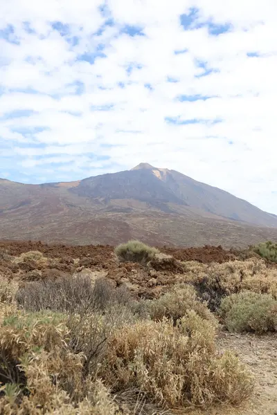 Güneşli bir sabahta Teide Ulusal Parkı 'nda volkan patlatırız.,