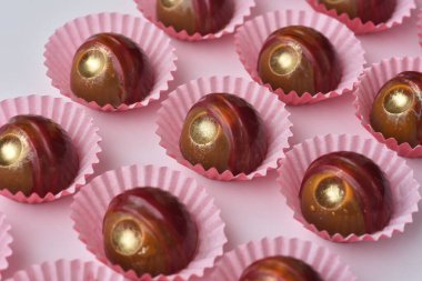 Beyaz arka planda izole edilmiş çeşitli çikolatalı pralinler.