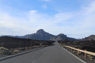 Mount El Teide Ulusal Parkı, Tenerife, Kanarya Adaları, İspanya, Avrupa. Volkanik kuru arazi. Güneşli bir yaz gününde yol gezisi.