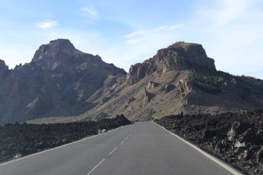 Mount El Teide Ulusal Parkı, Tenerife, Kanarya Adaları, İspanya, Avrupa. Volkanik kuru arazi. Güneşli bir yaz gününde yol gezisi.