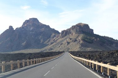 Mount El Teide Ulusal Parkı, Tenerife, Kanarya Adaları, İspanya, Avrupa. Volkanik kuru arazi. Güneşli bir yaz gününde yol gezisi.