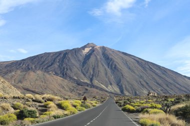 Mount El Teide Ulusal Parkı, Tenerife, Kanarya Adaları, İspanya, Avrupa. Volkanik kuru arazi. Güneşli bir yaz gününde yol gezisi.