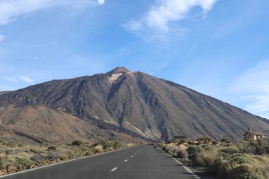 Mount El Teide Ulusal Parkı, Tenerife, Kanarya Adaları, İspanya, Avrupa. Volkanik kuru arazi. Güneşli bir yaz gününde yol gezisi.