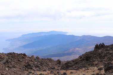 Teide National 'da gün batımında dağ volkanı.
