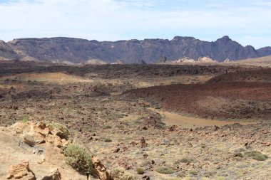 İspanya - Kanarya Adaları- Roques de Garcia kaya oluşumları ve arka planda teide ile