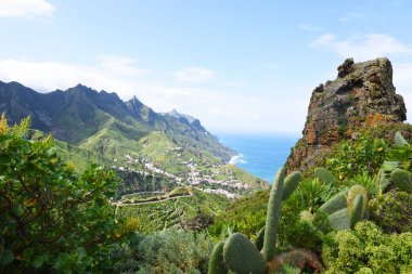 Anaga dağlarından İspanya 'nın Tenerife kentindeki Almaciga köyüne bakın..