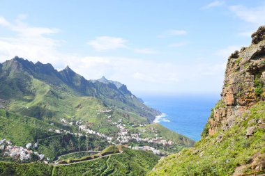 Anaga dağlarından İspanya 'nın Tenerife kentindeki Almaciga köyüne bakın..