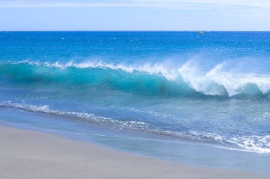 Atlantik okyanusunda mavi varil dalgası