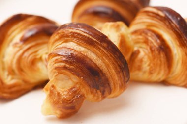 taze pişmiş kruvasan beyaz arka plan üzerinde izole.