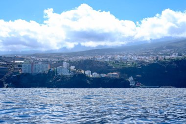 Atlantik Okyanusu 'ndaki volkanik kayalar, uzun pozlu fotoğrafçılık, öğleden sonra güneşli ufuk manzarası, Icod de los Vinos, Tenerife, Kanarya Adaları, İspanya