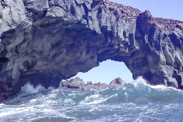 Atlantik Okyanusu 'ndaki volkanik kayalar, uzun pozlu fotoğrafçılık, öğleden sonra güneşli ufuk manzarası, Icod de los Vinos, Tenerife, Kanarya Adaları, İspanya