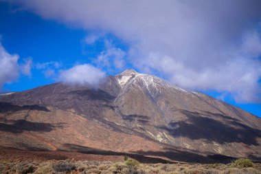 Teide Ulusal Parkı, Tenerife, Kanarya Adaları, İspanya 'da Caldera Panoraması. Ön planda Roques de Garcia ve arka planda Pico del Teide Dağı karla kaplıydı..