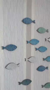 Duvardaki tahta balığın dikey videosu