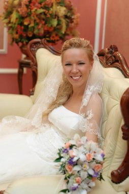 Düğün için. Kapalı alanda elinde buket olan gelin portresi..