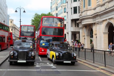 Londra, İngiltere caddesinde turist ve taksi taşıyan çift katlı kırmızı güverte. 