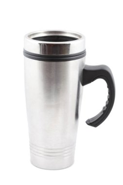 Kapağı ve sapı beyaz olan büyük çelik bardak, kapağa odaklan.