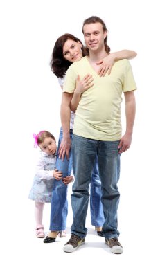 Genç aile - anne, baba ve küçük kız - kucaklaşıyor