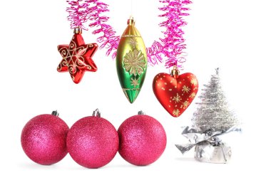 Çeşitli renkli Noel ağacı süslemeleri ve beyaza izole edilmiş süsler. 
