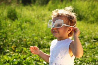 Jaluzi gözlüklü küçük kız baş aşağı takılmış.