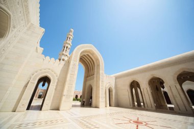 Umman 'daki Büyük Cami' nin içinde güzel bir mimari. Yay, kule.