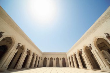 Umman 'daki Büyük Cami' nin içinde kavisli bir bina. Geniş Açı.