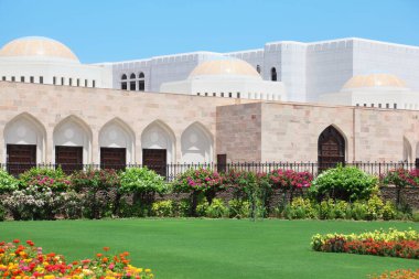 Çiçekler ve diğer bitkiler Umman 'daki Sultan' ın sarayının içindeki bahçede..