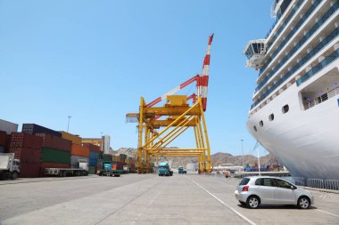 QUABOS PORT, MUSCAT - APRIL, 13: Limandaki büyük yolcu gemisi, kargo ve kamyonlar 13 Nisan 2010 'da Muscat