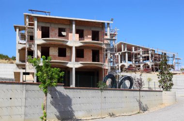 Yeni varoş kır evi iskeleti, inşaat çitle çevrili.