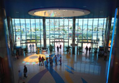 ABU DHABI - 15 Nisan 2010 'da Abu Dabi, BAE' deki büyük bir alışveriş merkezi Marina alışveriş merkezine giriş. Marina Mall, Abu Dabi 'nin özel alışveriş merkezi ve eğlence merkezi..