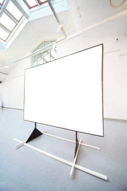 Gösteri odasında siyah dürbünlü fotoğraf var.