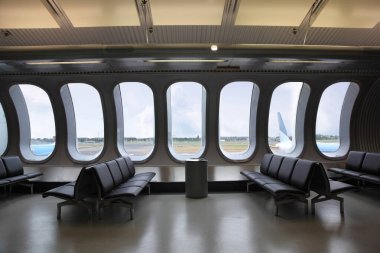 Havaalanında bekleme odası. Birkaç uçak pencerenin dışında görüldü.