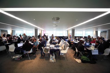 10 Haziran 2010 'da Dublin' deki CEPIC Kongresi 'nde toplantı masasında oturan insanlar. CEPIC, Resim Endüstrisinin merkezidir.