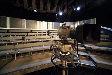 Profesyonel siyah kamera televizyon stüdyosunda, seyirciler için koltuklar