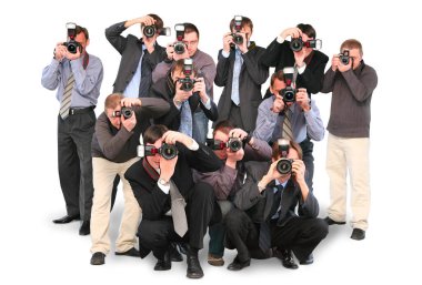 Birçok fotoğrafçı paparazziler beyaz kolajda izole edilmiş kameralarla on iki kişilik bir grup.
