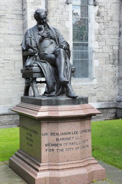 Dublin, İrlanda 'daki Benjamin Guinness anıtı, yeşil çimenler