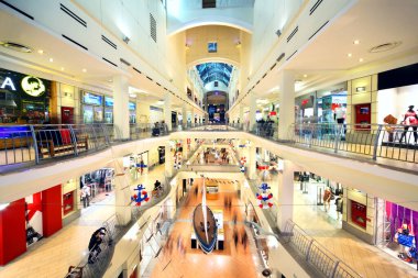 Alıcılar 20 Kasım 2010 'da Moskova, Rusya' da Atrium AVM 'de yürürler. Atrium AVM 'de restoranlar, süpermarket, dokuz salonlu sinema, çocuk tiyatrosu, kuru temizleme, terzilik, fitness kulübü var..
