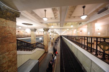 Metro istasyonu, mermer beyaz sütunlar, granit zemin, demiryolu.
