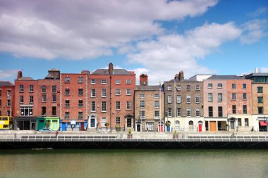 River Liffey ve renkli binalar Dublin, İrlanda 'da yaz günü