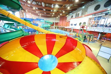 21 Mart 2010 'da Moskova, Rusya' daki Kva-Kva parkında spiral şeklinde büyük bir paraşüt. Çocukların küçük kasabası Kva-Kva parkının önemli avantajı.