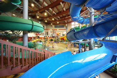 21 Mart 2010 'da Moskova, Rusya' daki Kva Kva parkında spiral ve merdiven olarak paraşütler. Aqua Parkı 'nda Tepedeki Vahşi Nehir, Dik Aqua-drom Kasırgası ya da Kara Delik.