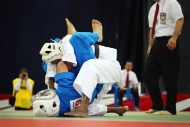 MOSCOW - 19 Şubat 2011 'de Rusya' nın başkenti Moskova 'da düzenlenen 2011 Dünya Kupası 2011 KUDO' da mücadele eden iki dövüşçü. Savaşçılar Sri Lanka 'dan Alentuge ve Rusya' dan Kolyan..
