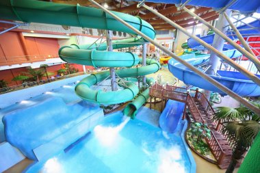 21 Mart 2010 'da Moskova, Rusya' da Kva Kva Parkı 'ndaki köprüde spiral ve merdiven şeklinde paraşütler. Kva-Kva 'nın Aquapark' ında tepeleri göreceksiniz. Büyük bir zevkle size açık alanlar sunacak..