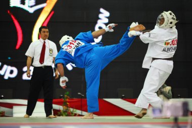 MOSCOW - 19 Şubat 2011 'de Rusya' nın başkenti Moskova 'da düzenlenen 2011 Dünya Kupası 2011 KUDO' da başka bir dövüşçünün bacağı tutuldu. Savaşçılar Sri Lanka 'dan Alentuge ve Rusya' dan Kolyan..