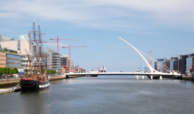 Samuel Beckett Köprüsü Dublin, İrlanda 'da Liffey Nehri üzerinde 