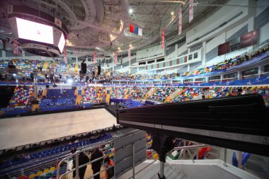 MOSCOW - 28 Mart 2010 'da Moskova, Rusya' da Megasport Spor Sarayı 'nda arama ışığı ve pist. Megasport 14 bin seyirciye ev sahipliği yapıyor. Bölge spor tesisi 57.5 metrekare.