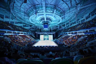 MOSCOW - 28 Mart 2010 tarihinde Moskova, Rusya 'da DS Megasport, Khodynskoe Field' da mavi ışıkta 