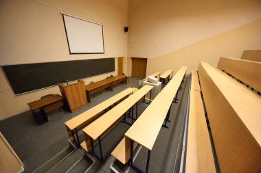 Geniş sınıf, üniversite konferans salonu, projektör için büyük kara tahta ve arkaplan